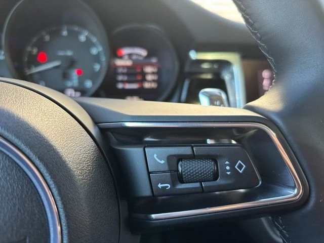 2025 Porsche Macan - Image 16 of 20