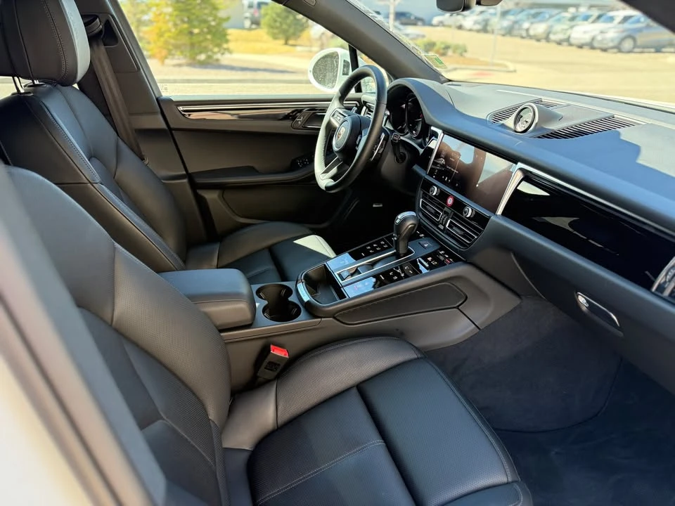 2025 Porsche Macan - Image 10 of 17