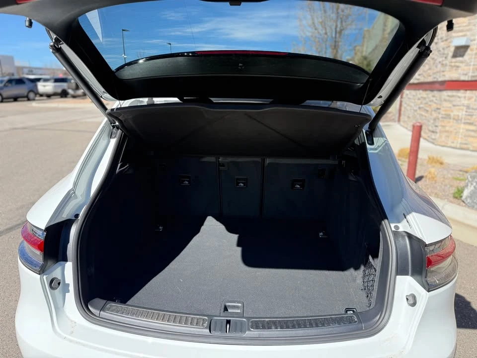 2025 Porsche Macan - Image 16 of 17