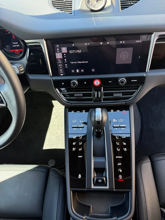 2025 Porsche Macan - Image 15 of 17