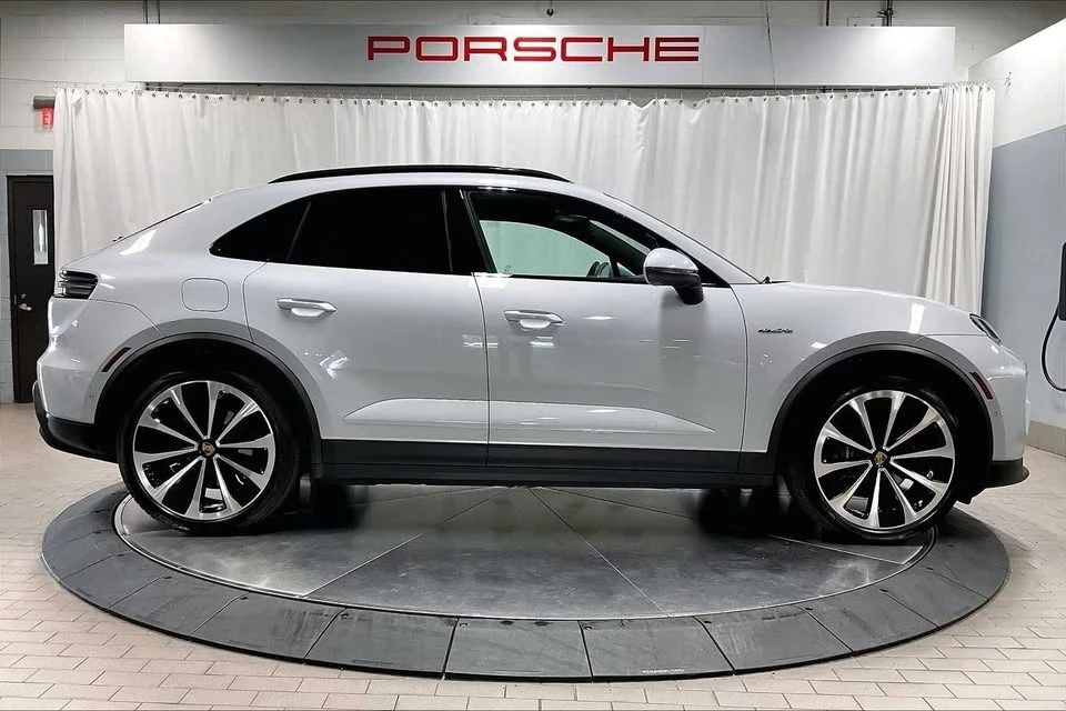 2025 Porsche Macan Electric - Image 8 of 20