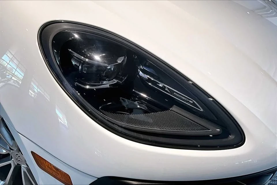 2025 Porsche Macan - Image 12 of 20