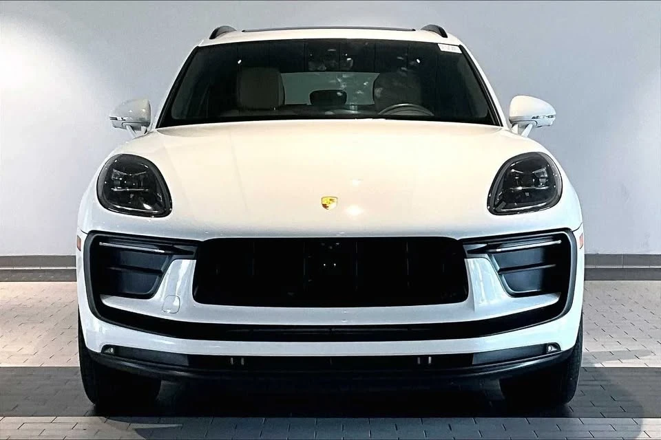 2025 Porsche Macan - Image 10 of 20