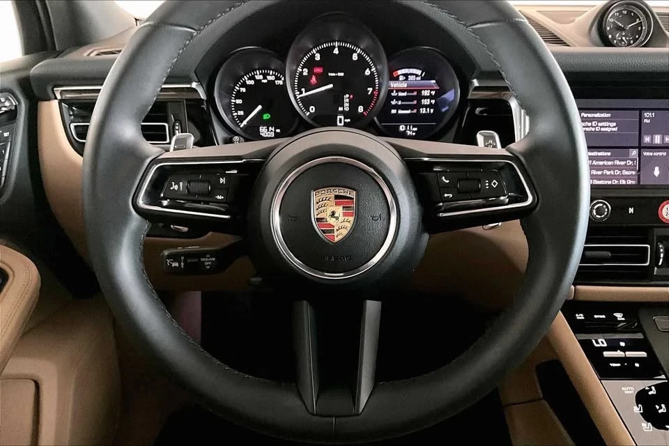 2025 Porsche Macan - Image 15 of 20