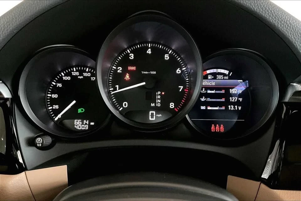 2025 Porsche Macan - Image 18 of 20