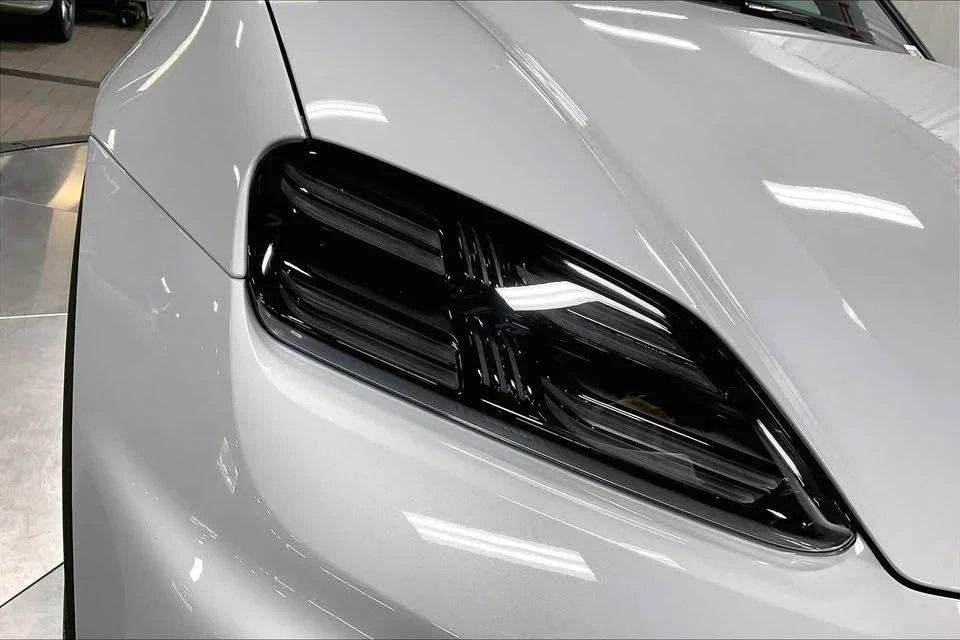 2025 Porsche Macan Electric - Image 12 of 20
