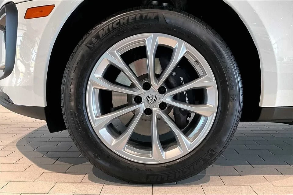 2025 Porsche Macan - Image 11 of 20