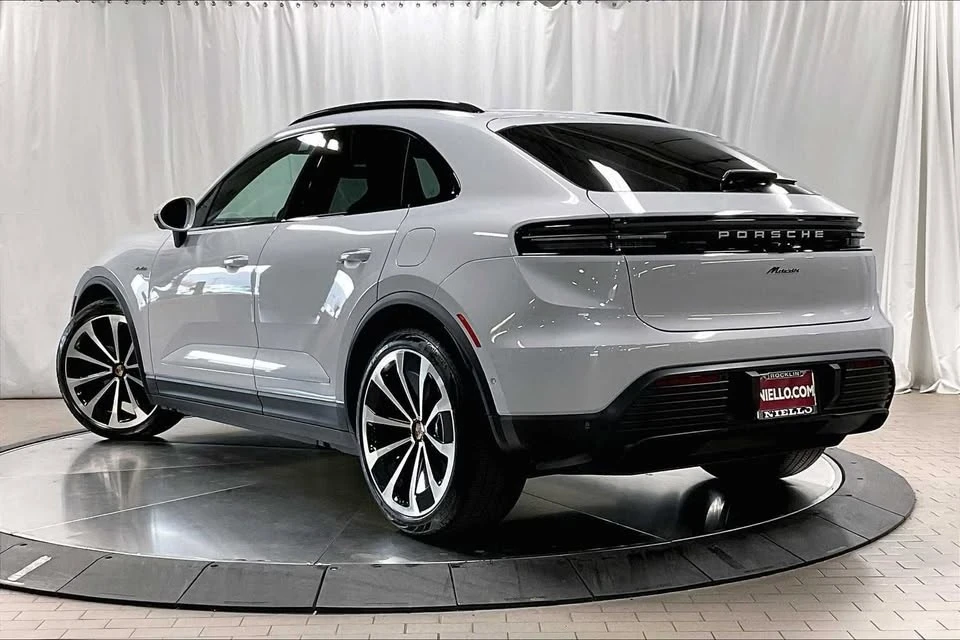 2025 Porsche Macan Electric - Image 3 of 20
