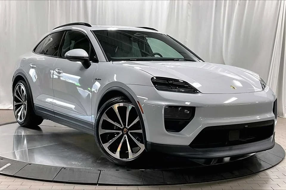2025 Porsche Macan Electric - Image 9 of 20