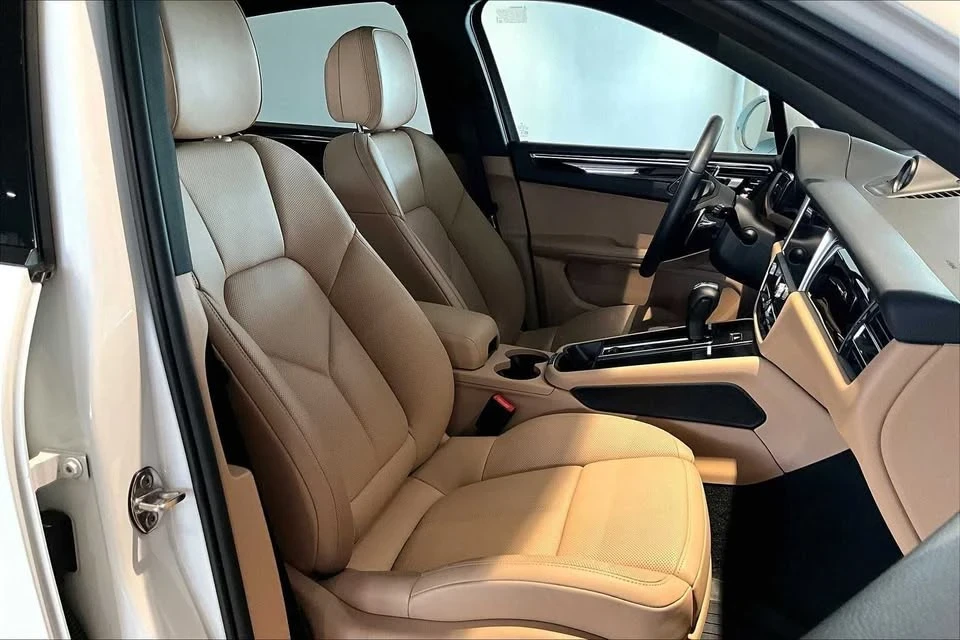 2025 Porsche Macan - Image 19 of 20