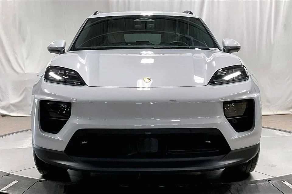 2025 Porsche Macan Electric - Image 10 of 20