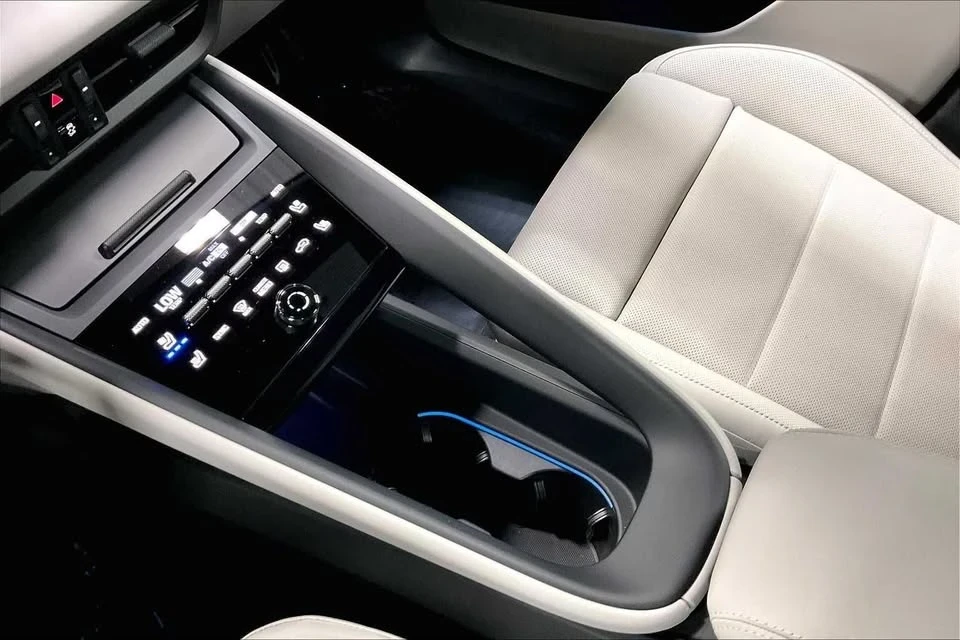 2025 Porsche Macan Electric - Image 17 of 20