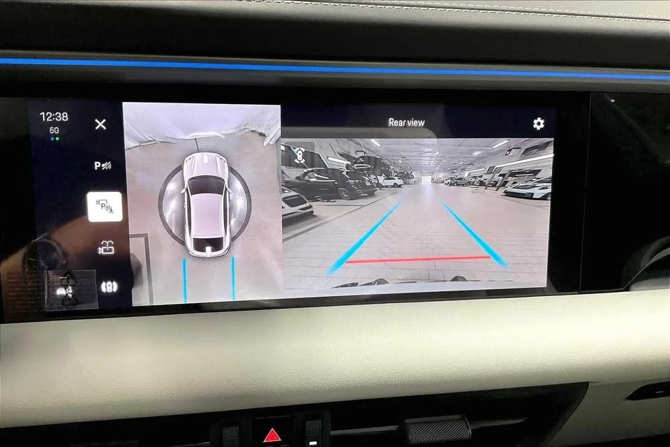 2025 Porsche Macan Electric - Image 18 of 20
