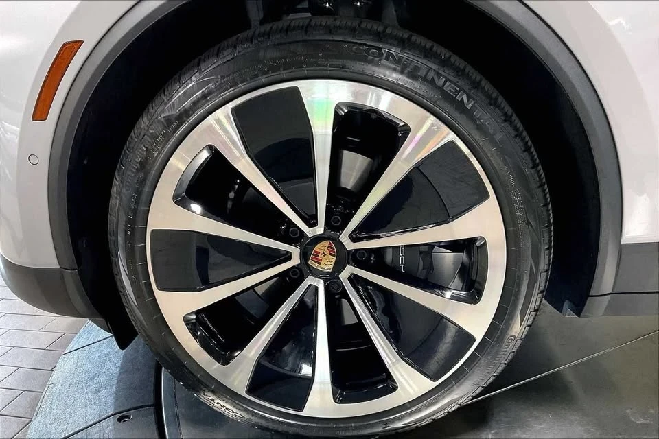 2025 Porsche Macan Electric - Image 11 of 20