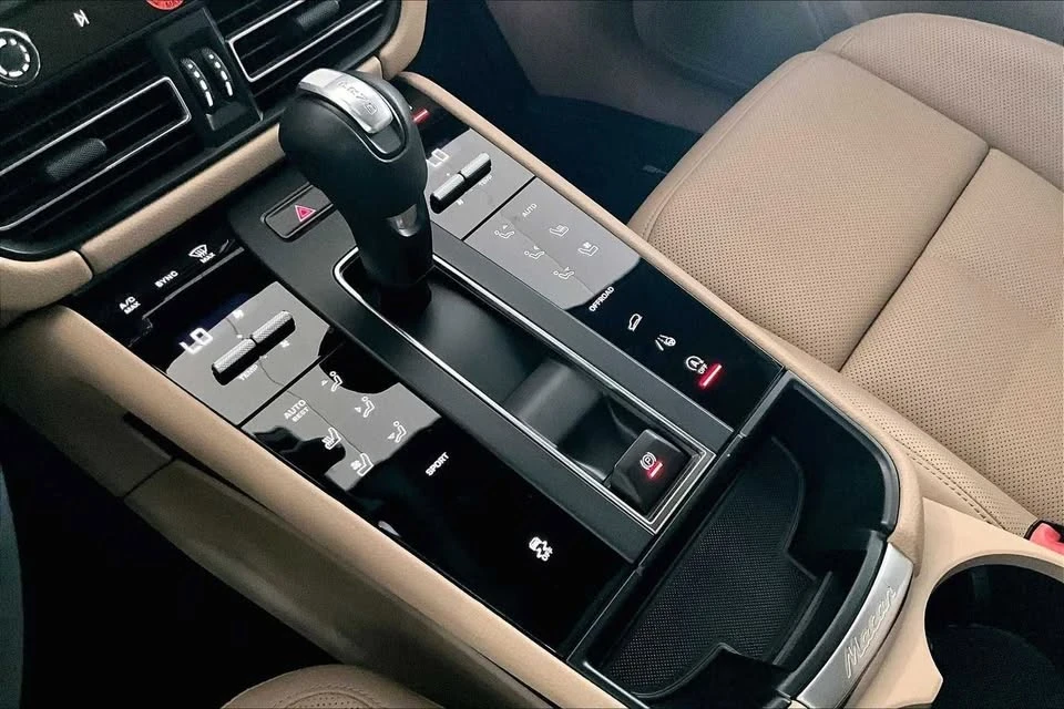 2025 Porsche Macan - Image 17 of 20