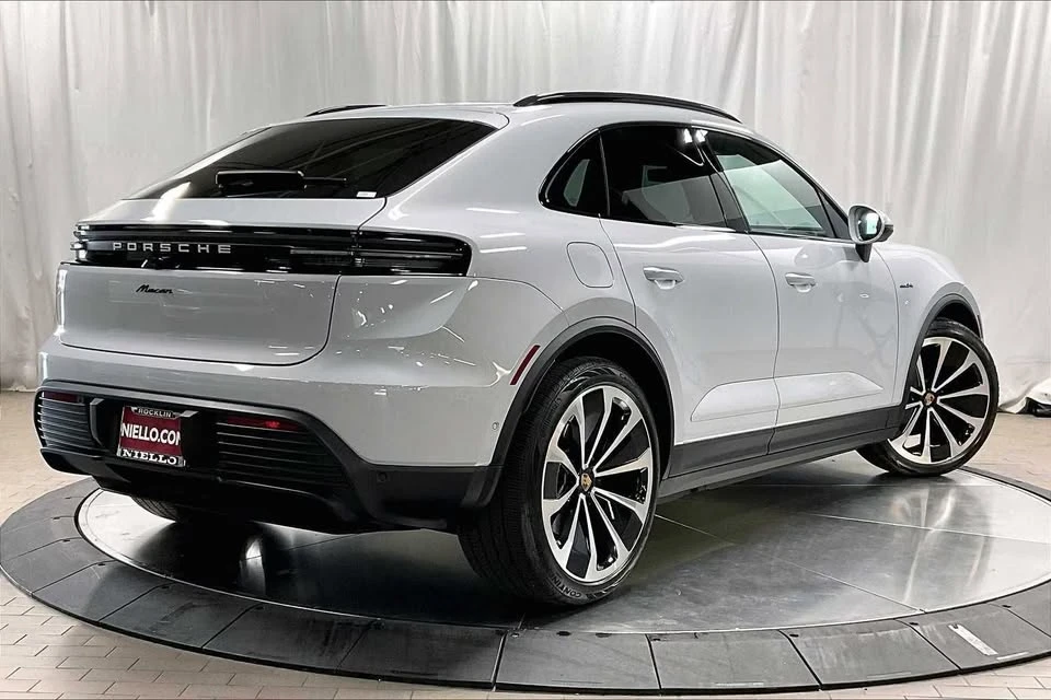 2025 Porsche Macan Electric - Image 7 of 20