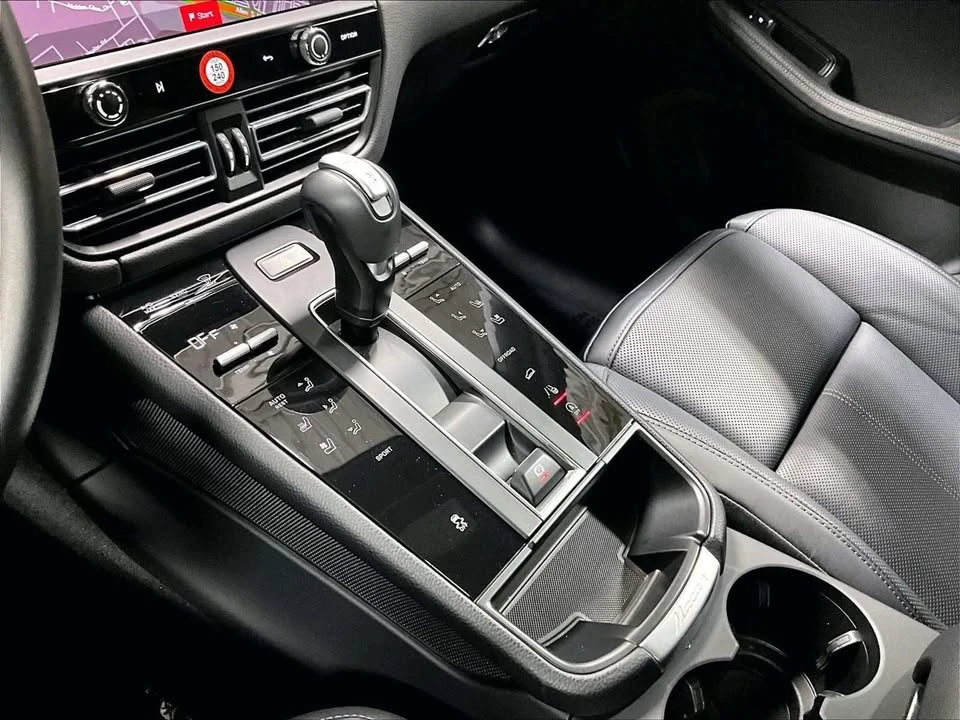 2025 Porsche Macan Electric - Image 17 of 20