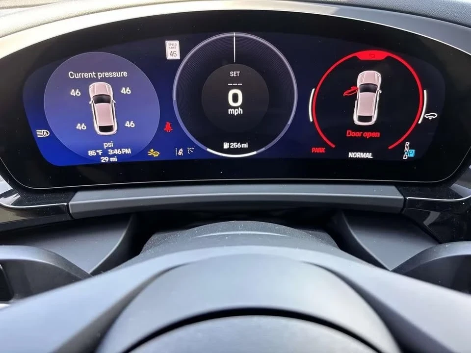 2025 Porsche Macan Electric - Image 9 of 14