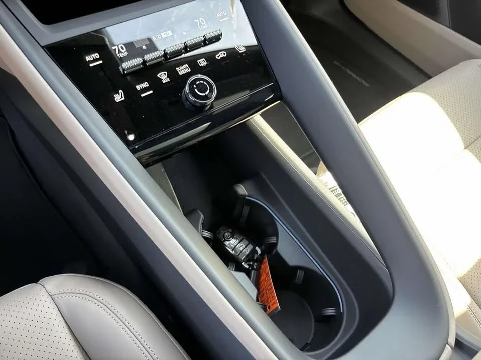 2025 Porsche Macan Electric - Image 11 of 14