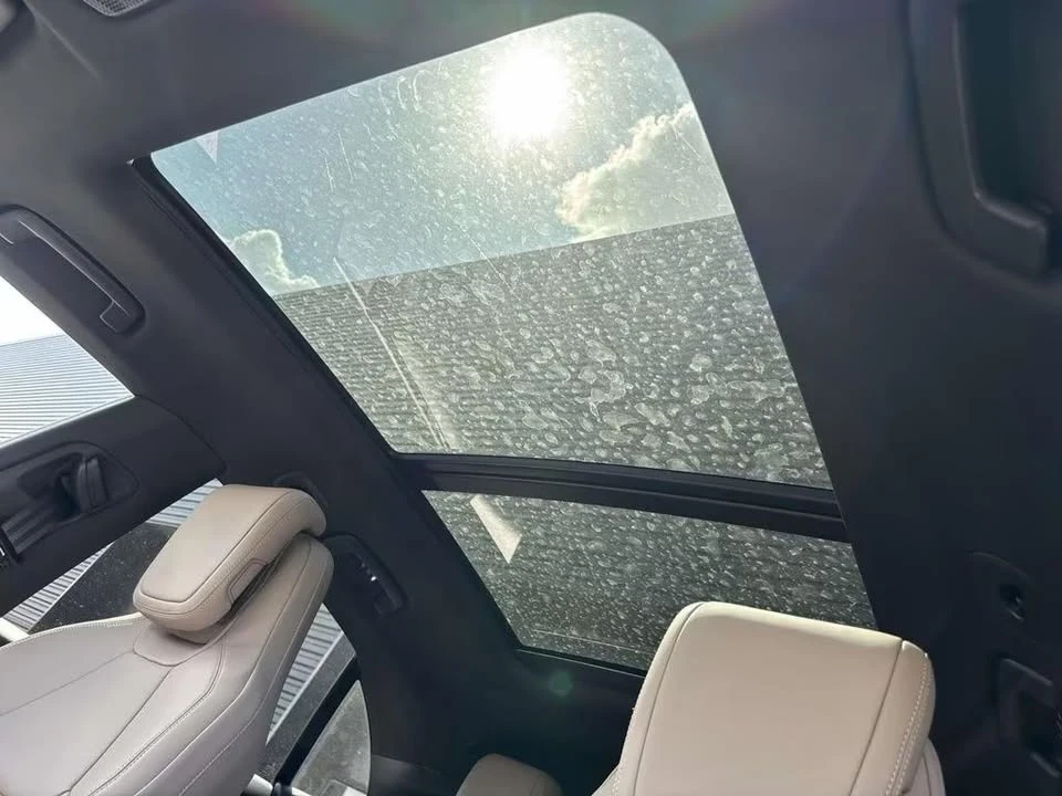 2025 Porsche Macan Electric - Image 12 of 14