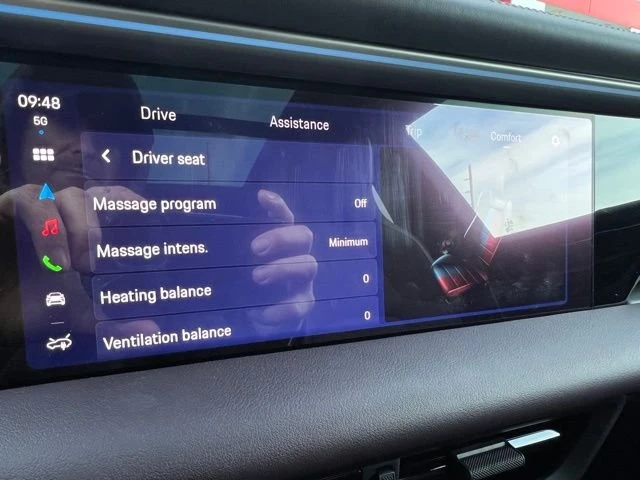 2025 Porsche Macan Electric - Image 18 of 20