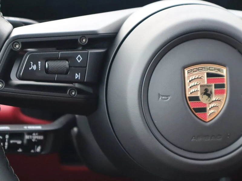 2025 Porsche Macan Electric - Image 12 of 20