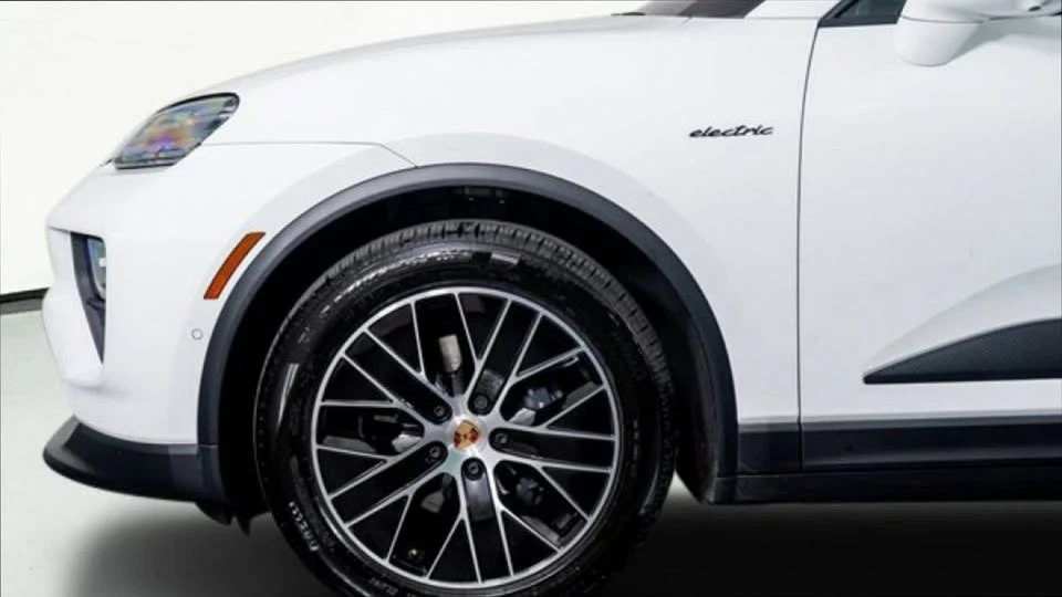 2025 Porsche Macan Electric - Image 14 of 14
