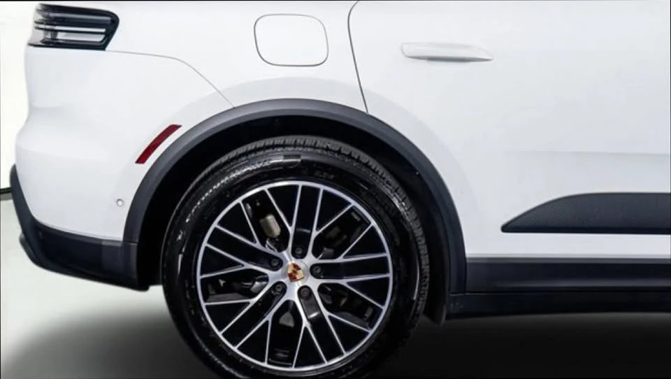 2025 Porsche Macan Electric - Image 6 of 14