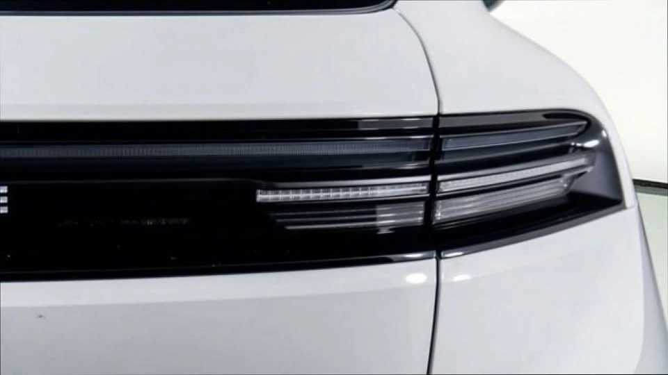 2025 Porsche Macan Electric - Image 10 of 14