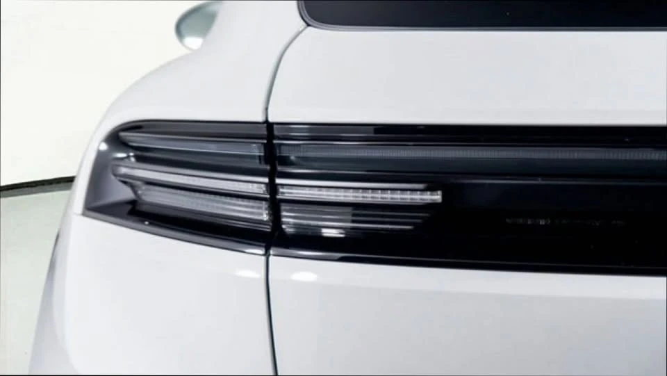 2025 Porsche Macan Electric - Image 9 of 14