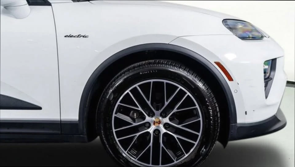 2025 Porsche Macan Electric - Image 5 of 14