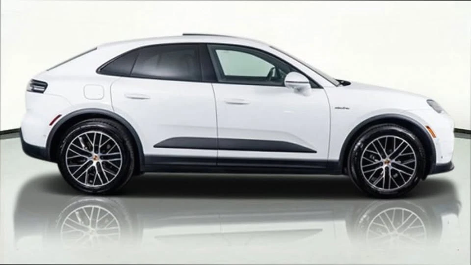 2025 Porsche Macan Electric - Image 4 of 14