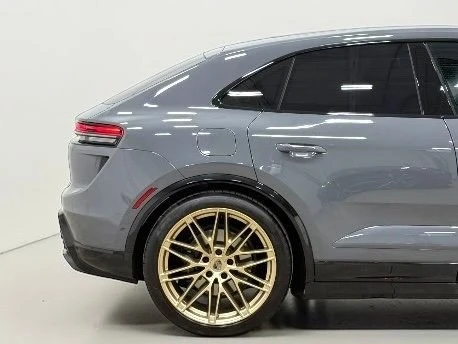 2025 Porsche Macan Electric - Image 14 of 20
