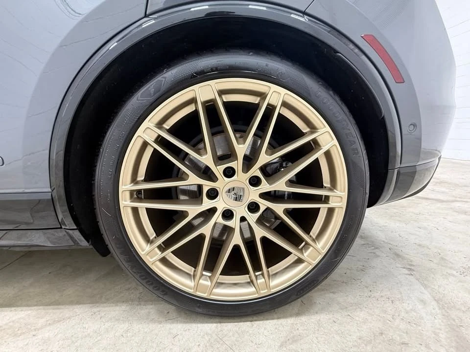 2025 Porsche Macan Electric - Image 16 of 20
