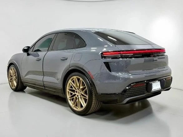 2025 Porsche Macan Electric - Image 10 of 20