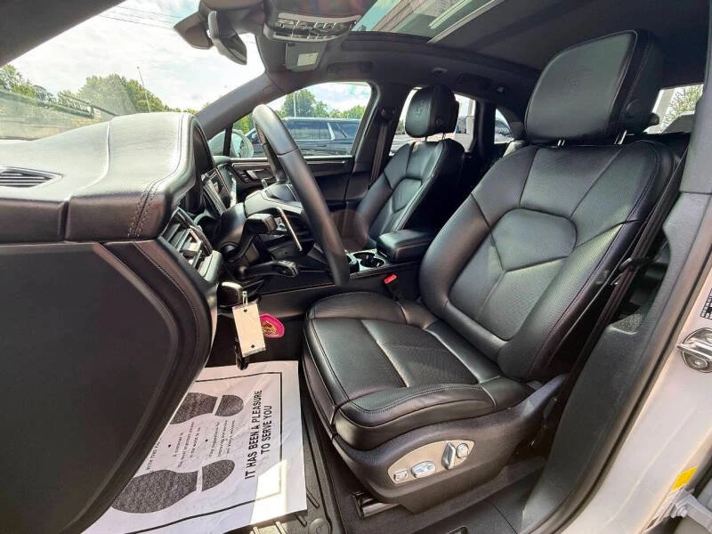 2025 Porsche Macan GTS - Image 9 of 14