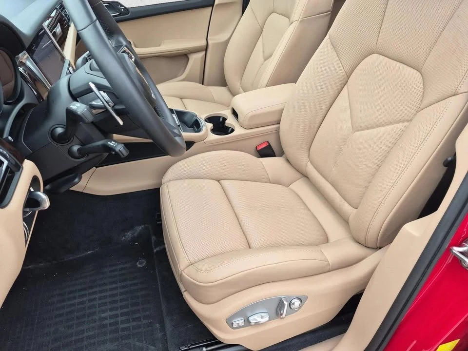 2025 Porsche Macan T - Image 18 of 19