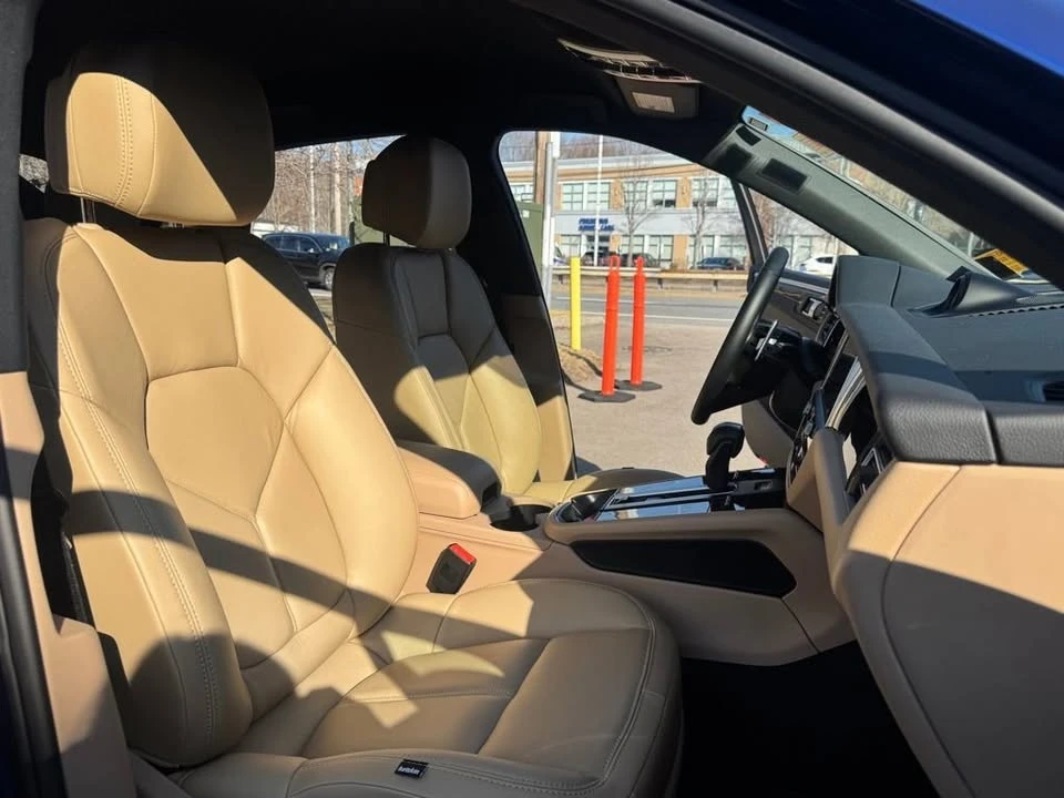 2025 Porsche Macan T - Image 19 of 20