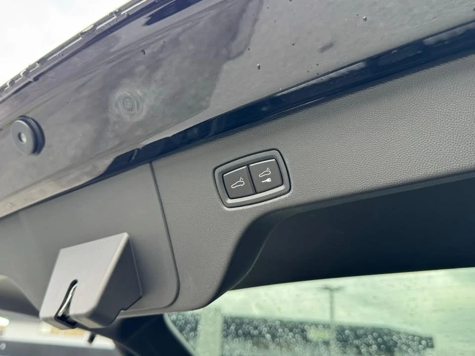 2025 Porsche Macan Turbo - Image 18 of 20
