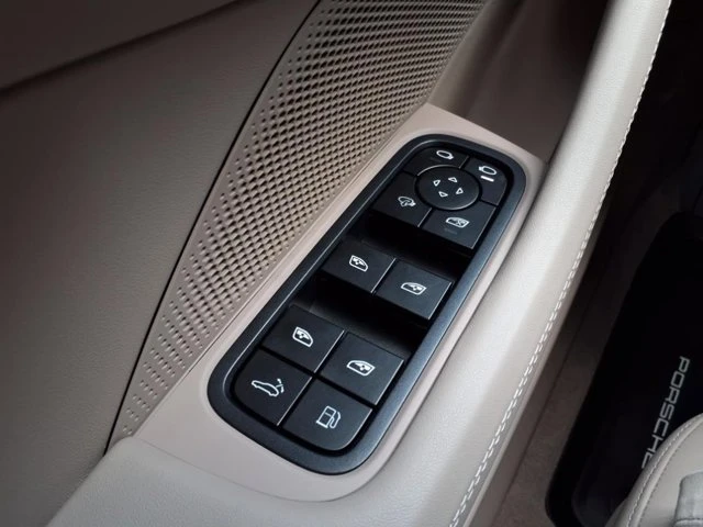 2025 Porsche 976 Panamera - Image 9 of 20
