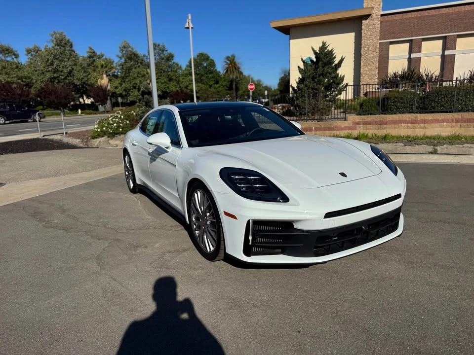 2025 Porsche 976 Panamera - Image 2 of 16
