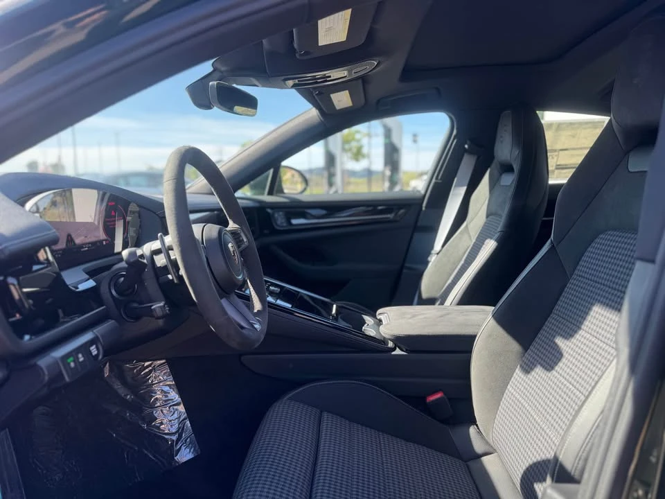 2025 Porsche 976 Panamera - Image 16 of 17