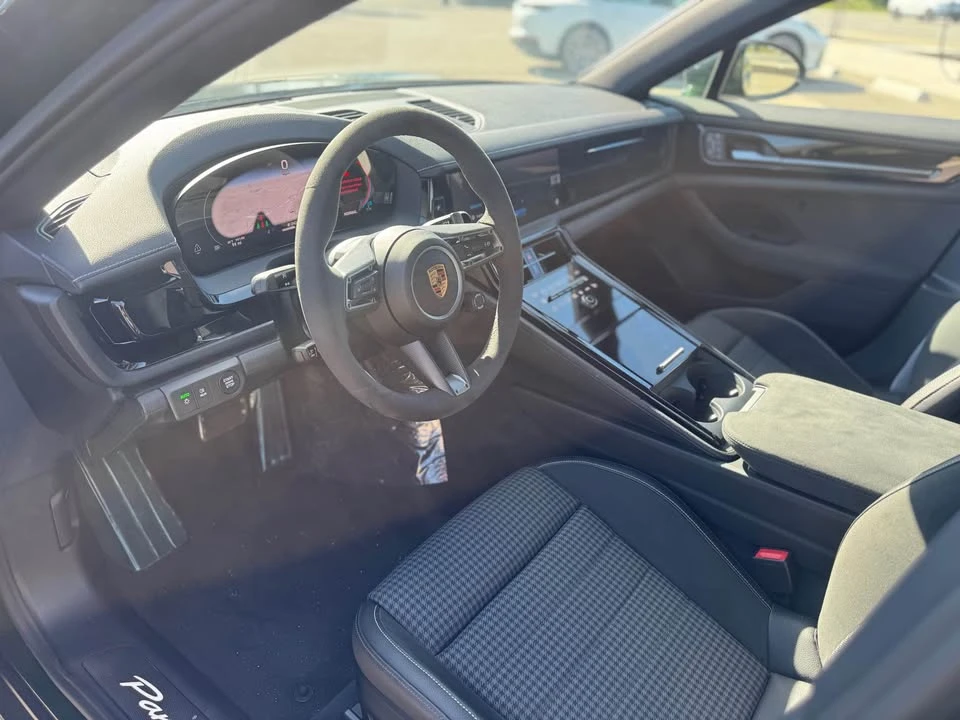 2025 Porsche 976 Panamera - Image 10 of 17