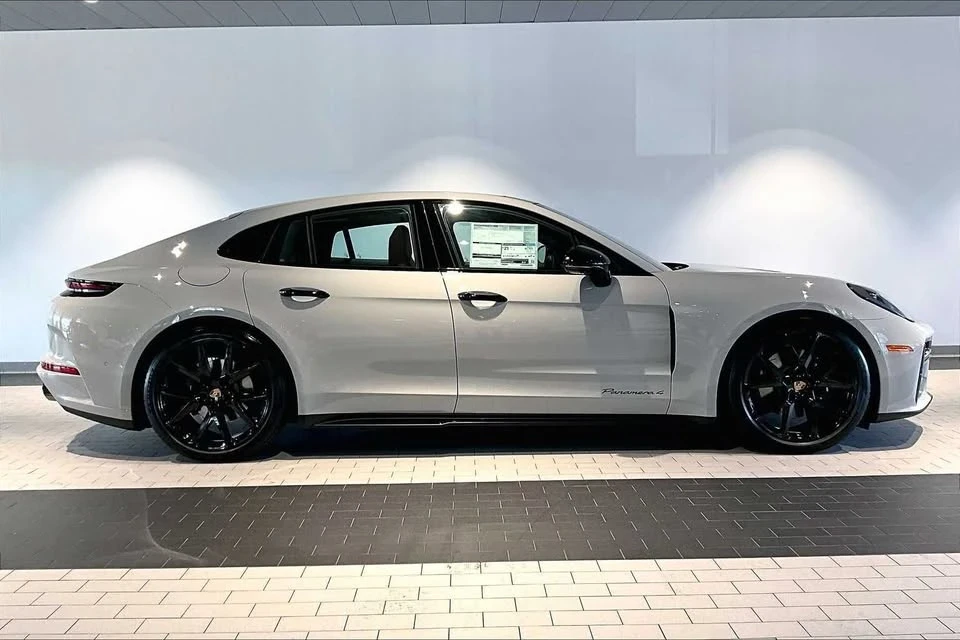 2025 Porsche 976 Panamera - Image 8 of 20