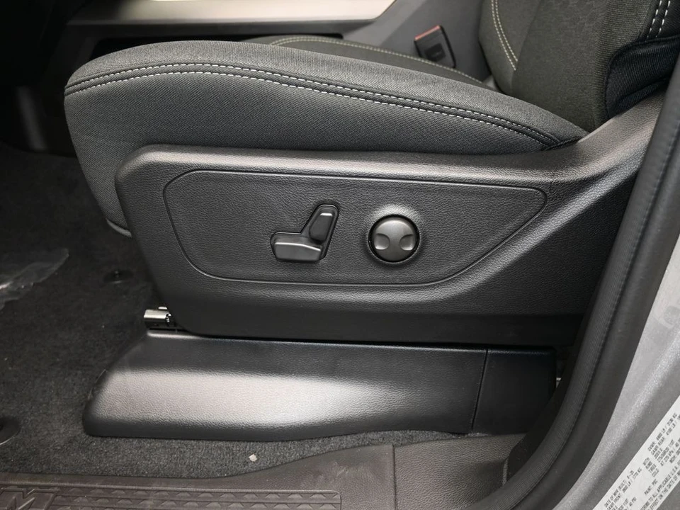 2025 Ram - Image 14 of 31