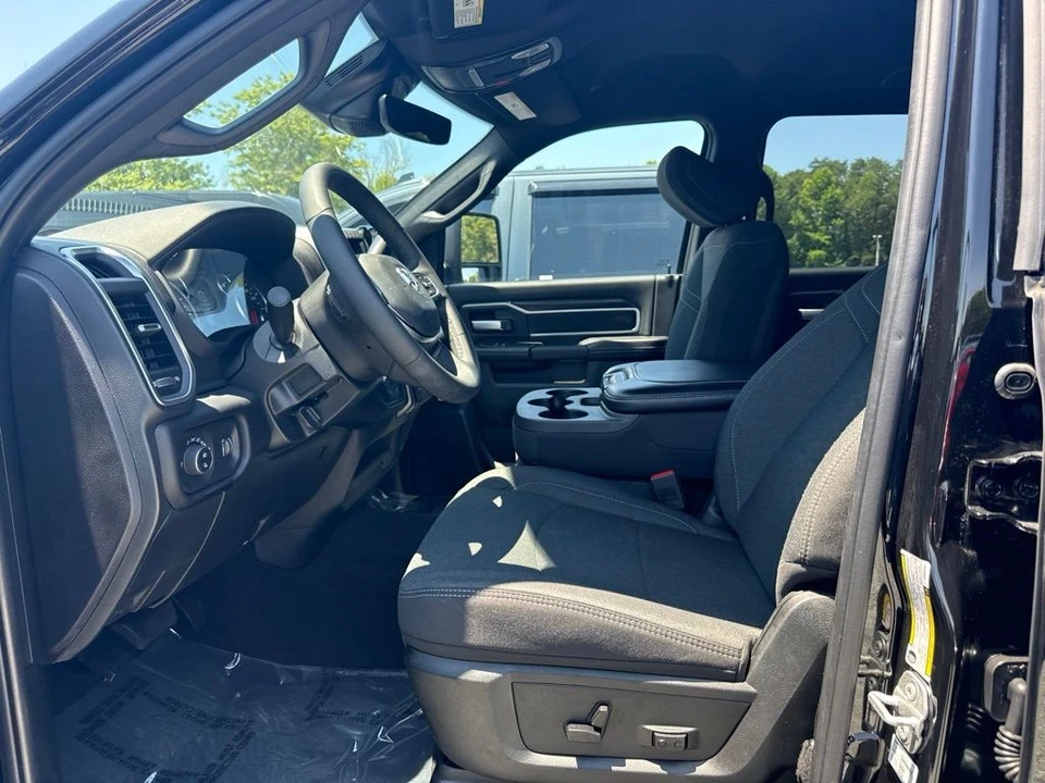 2025 Ram 2500 - Image 3 of 5