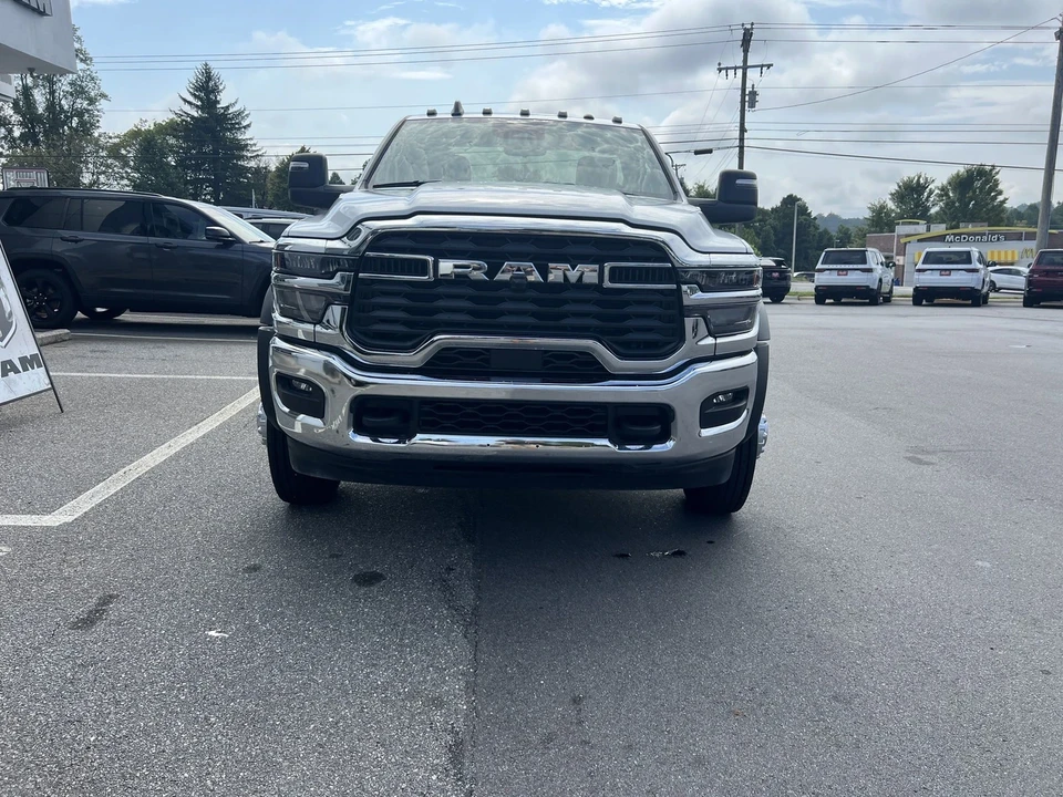 2025 Ram 4500 & 5500 - Image 5 of 12