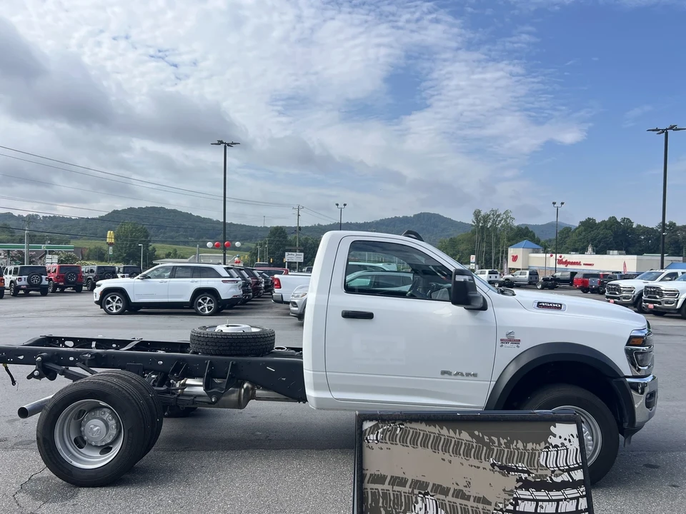 2025 Ram 4500 & 5500 - Image 4 of 12