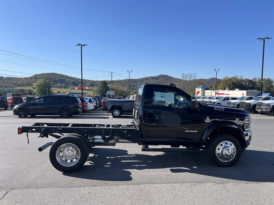 2025 Ram 4500 & 5500 - Image 4 of 12