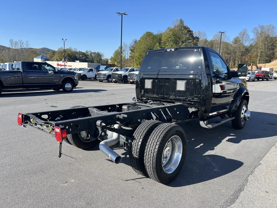 2025 Ram 4500 & 5500 - Image 3 of 12